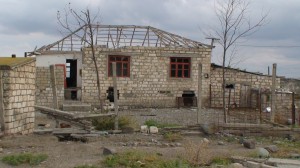 Į šią azerbaidžaniečių sodybą Tertero rajone taip pat pataikė sviedinys.